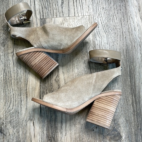 Marc Fisher Vashi Ankle Strap Sandals with Chunky Stacked Heel, size 8 - Picture 2 of 10